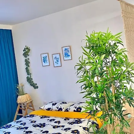 Flat In The Center 아파트 티라나