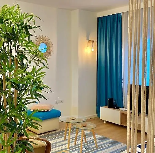 Flat In The Center טיראנה